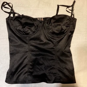 Korset - Snygg korset från Hunkemöller som skulle vara superfin till lågmidjade byxor. Passar storlek XS eller S. Mer bilder finns! Obs första bilden är lånad☺️