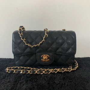 Chanel mini classic flap bag - Världens finaste AAA+ kopia från Chanel. Caviar skinn. Knappt använd, därför jag säljer. Den är verkligen superfin, så säljer bara om jag får bra pris. Världens sötaste väska!
