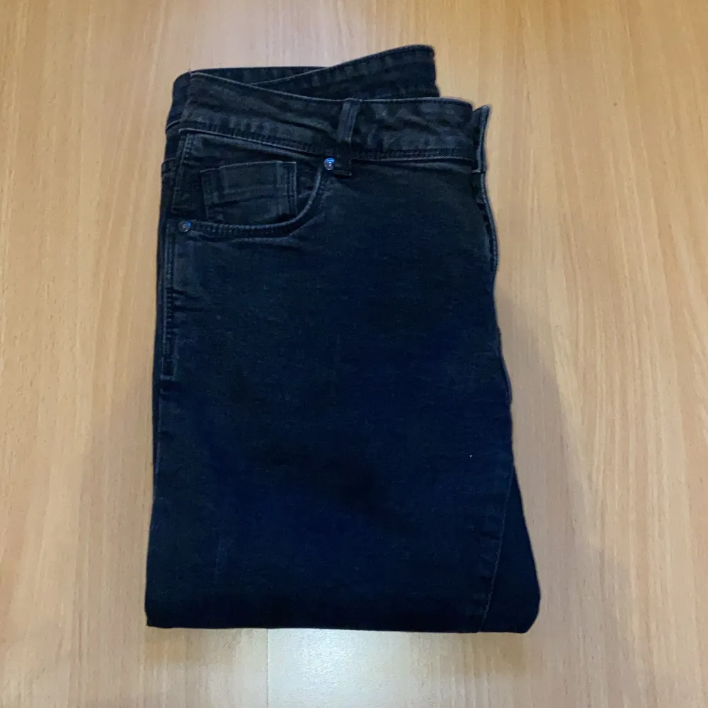 Säljer ett par svarta jeans från Lindex i storlek 40 passar mer en 38. Dem är aldrig använda!. Säljer för 199kr plus frakt som köparen står för. Fråga om mer bilder/ info . Jeans & Byxor.