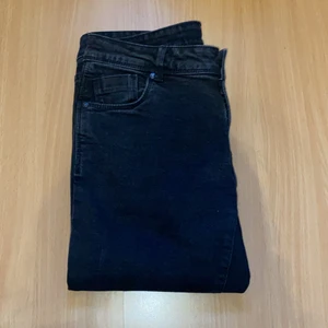 Lindex jeans  - Säljer ett par svarta jeans från Lindex i storlek 40 passar mer en 38. Dem är aldrig använda!. Säljer för 199kr plus frakt som köparen står för. Fråga om mer bilder/ info 