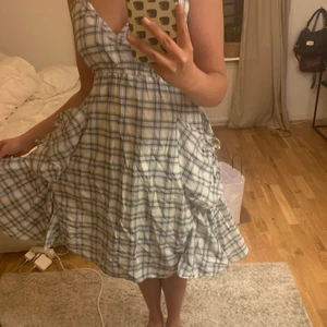 Vintage klänning  - Rensat igenom min mammas gamla kläder och hittat en massa plagg som antingen inte passar eller som jag vet att någon annan kmr använda mer än mig!💗 klänningen är i strl M och jag har egentligen xs-s! Bekväm m fickor💗