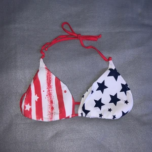 Bikini Gina tricot - Bikini överdel från Gina tricot i fint skick, storlek M.  Finns inte kvar att köpa men säljer den för 50 kr plus frakt. Priset kan diskuteras. Är lite sönder i ena snöret men inget man ser eller tänker på🙃💓