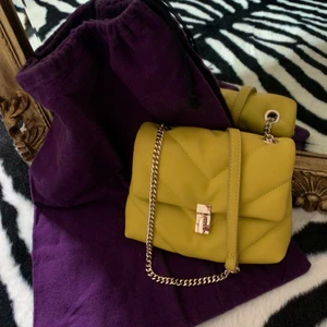 Gul väska från Zara - Supersöt väska från Zara. Dustbag medföljer!