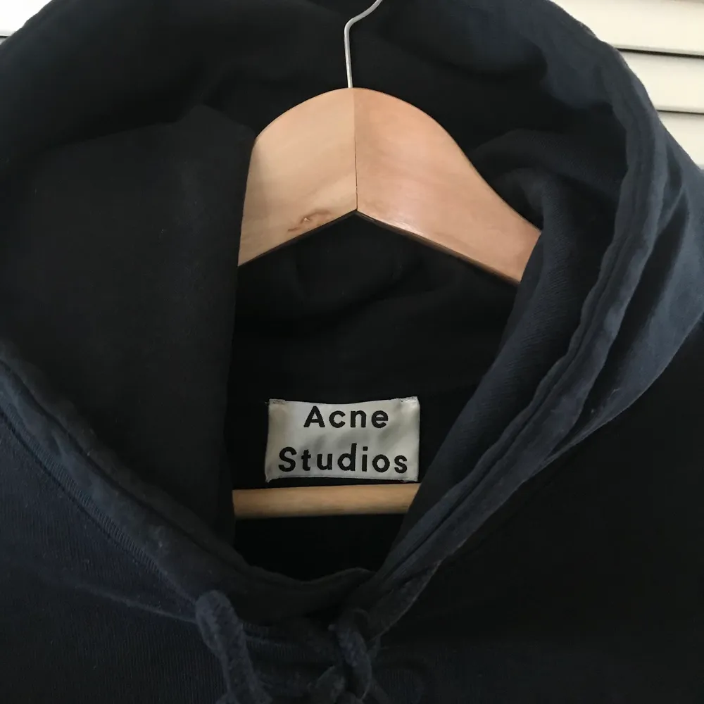 Säljer en snygg svart acne hoodie som sitter oversize med vida armar! . Tröjor & Koftor.