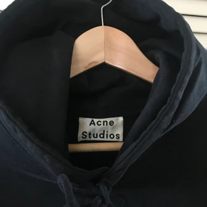 Svart acne studios hoodie - Säljer en snygg svart acne hoodie som sitter oversize med vida armar! 