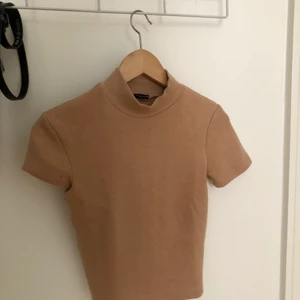 Zara tröja! - Snygg lite croppad topp med halvpolo och i mysigt material.