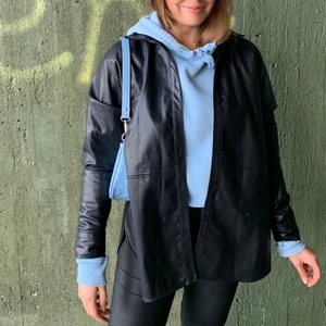 Skinnjacka/kavaj/skjorta från Vitual clothing project - Säljer denna superfina och trendiga skinnjacka/skjorta! ⚡️ Köpt på MQ Marquet stores i somras & märket är Virtual clothing project i storlek small 🖤 Använd 1-2 gånger och är därmed i nyskick! Nypris strax under 1000-lappen, mitt pris är 300kr eller bud 🌼✨