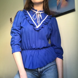 Retro topp - Vintage 70-talsklänning jag klippte av 🤫 ej fållad (bild 3) men fin ändå. Vackert blå och sidensnören att knyta runt halsen. Frakt ingår !