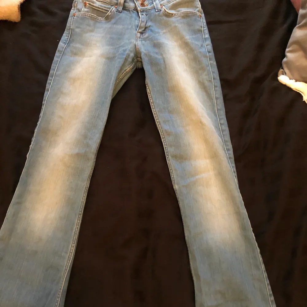 Ett par rätt lågmidjade jeans 👖 från Lee. I Strl XS. Hyfsat nyskick, inga skavanker eller liknande. I mörk jeans färg, raka/ lite bootcut. Nypris 470kr. Köparen betalar frakt. . Jeans & Byxor.