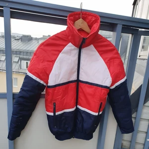 Söt vindjack  - I mycket bra skick och passar till båda kön. Finns fler bilder och passar xs_ a.