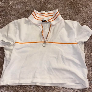 Magtröja  - Det är en storlek xs men är själv en s/m och på mig sitter den perfekt som en oversized magtröja så beror helt på hur du vill att den ska sitta 