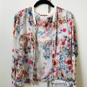Tunn jacka - Blommönstrad tunn jacka/blus från Berskha köpt i Paris. Liten i storleken.