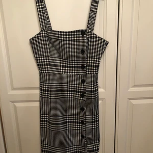 Klänning från HM  - Super fin klänning i strl 34. Passar mig super bra förutom att den är lite liten över bysten och därav att jag säljer den.   Den är jätte skön, sitter tajt och slutar på typ mitten av låret på mig.   Endast använd två gånger och tvättad en. Nypris: 200kr mitt pris:150kr eller bud  Undrar du något läs i profilen eller kika in i chatten