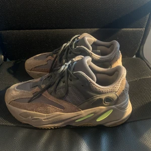 Yeezy 700 ”Mauve” - OG yeezy 700, säljs på grund av att jag inte använder de längre. Riktigt feta skor till sommaren!!! Box ingår tyvärr inte då jag slängt den för längesen :(
