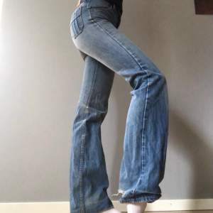 Vintage bootcut-jeans från Levi’s inköpta i Tokyo. Älskar dessa men säljer nu pga fel storlek!! Använt skick, hål vid hälarna (går att klippa av då de är rätt långa, för långa för mig som är 170). 