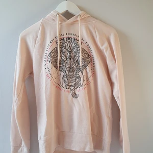 Hoodie - Säljer denna hoodie med tryck från Even&Odd i storlek S. Använd en del men fortfarande i fint skick! 