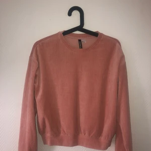 Ribbad kortare tröja - En ribbad kort tröja från hm aldrig andvänd💓