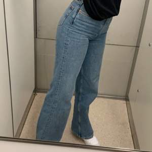 Ett par blåa och svarta Monki jeans i storlek 24 båda två.125 kr för ett par och 200 för båda. 