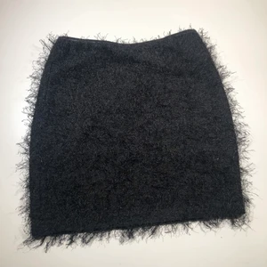 Kjol  - Härlig kort och tight kjol med lite glitter på, superfin! Köparen står för frakt 📩 3 för 100kr på min profil ✨