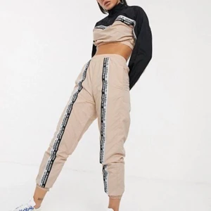 Adidas originals - Assnyggt det från adidas originals. Överdelen är använd 2 gånger och byxorna är nya! Båda är i storlek xs!ä men passar även s.