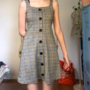 Rutig gammaldags klänning från zalando  - Det står ingen exakt storlek på den men skulle gissa på att den är en xs/s . Jag är 167 cm men dens kulle någ passa lite kortare ock kanske lite längre .  