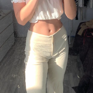 Vita kostymbyxor  - Ett par vit/beigea kostymbyxor med lite bootcut. ☺️ nypris: 499kr 