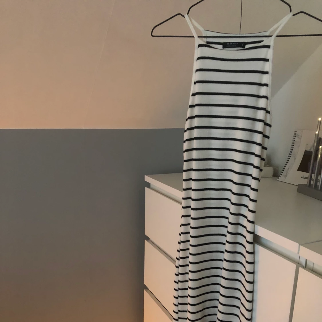 Vit/svart randig klänning  - 90