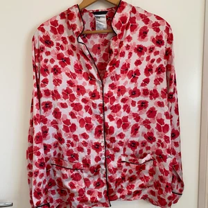 Rosa Silkes top H&M strl M - I ok skick, några lösa trådar, finns ej på h&ms hemsida längre 