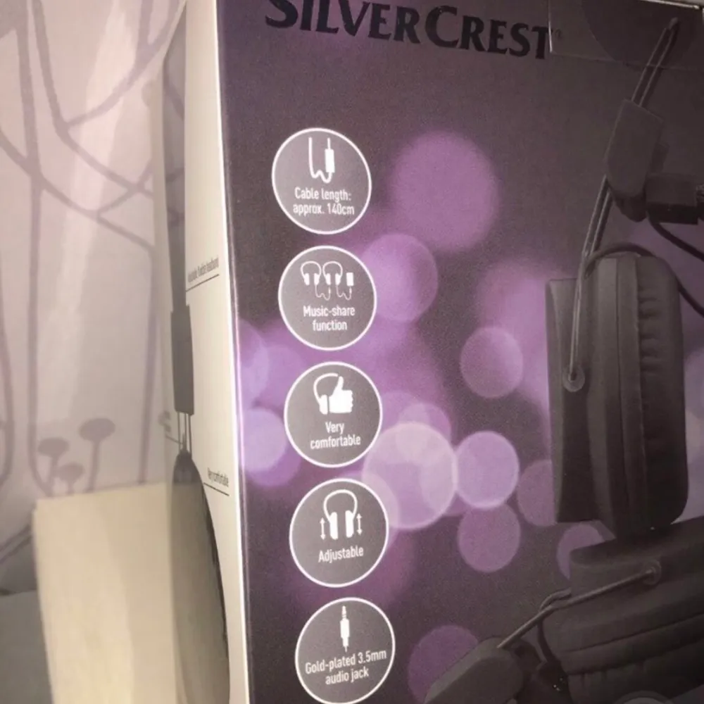 Ett par svarta vanliga SilverCrest hörlurar som passar till datorn, med 3,5mm jack och sladd 140cm. Fick dessa för 100kr men kan köpas för halva priset. Helt i en ny förpackning, aldrig använda.. Övrigt.