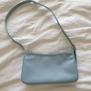 Cool ljusblå baguetteväska - Baguetteväska i ljusblå färg. Använd fåtal gånger. Supertjusig, köpt på Yesstyle för 300 kr.