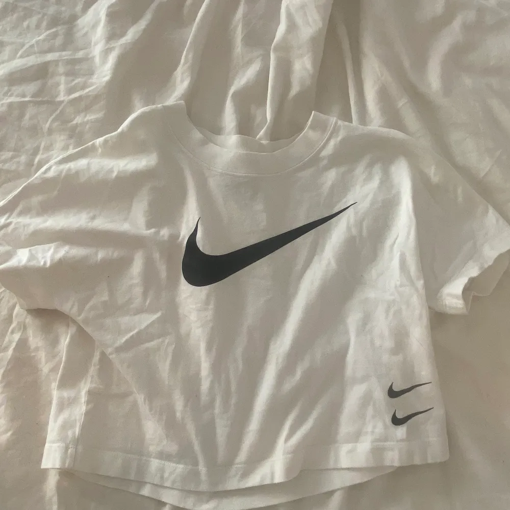 Nike tröja i storlek M. Sparsamt använd.. T-shirts.