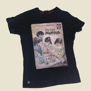 Tryck t-shirt - 🌟 Nedsatt pris, doneras snart!🌟 🪞Häftig t-shirt med tryck. Mörkblå. 🪞4/5 skick. Litet hål vid lappen i nacken, lätt att sy. 