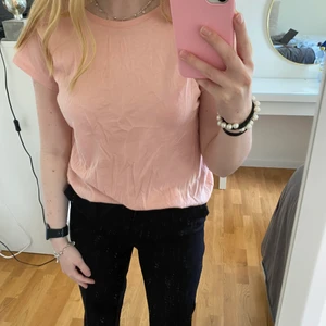 U-ringad t-shirt i bak från NA-KD - U-ringad t-shirt i bak från NA-KD. I färgen rosa och storleken i XS. Använd fåtal gånger och är i superbra skick. Ordinariepris 99kr💖