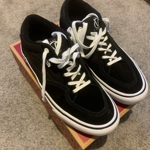 Nya Vans Rowan Pro strlk 42 - Helt nya Vans som jag köpte och var fel storlek men kunde inte skicka tillbaka. 
