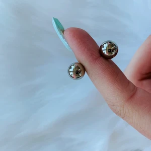 Piercing - Fakepiercing som kan användas på nippels, tunga och öron. Ganska stora. 100kr för ett par.