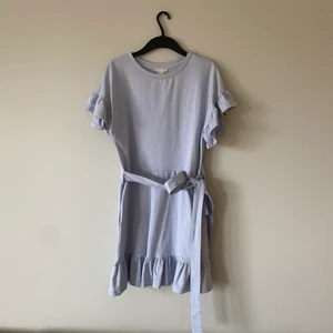 Sommarklänning H&M! - Fin sommarklänning från H&M i storlek 36. Säljer på grund av att den tyvärr är för liten (aldrig använd)🥲💕 Nypris ca 400 kr, säljer för 180 + frakt 💜