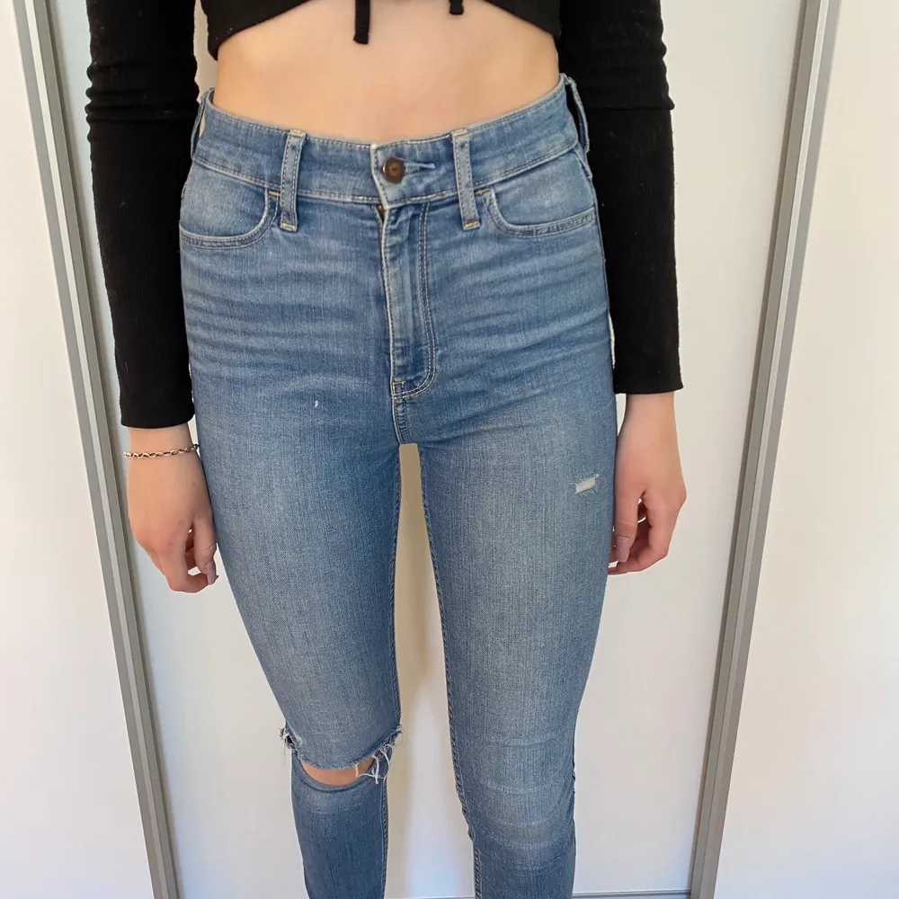 Super fina ljusblåa Hollister jeans i storlek w23 L30 jag har storlek xs/s och dem passar perfekt. Men dem kommer tyvärr inte till användning längre och därför säljer jag dem 💗 frakten är gratis och spårbar 💗. Jeans & Byxor.