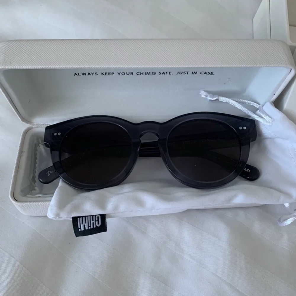 Ett par solglasögon i från CHIMI. Oanvända och säljer för att jag fick med dom när jag köpte ett par andra. Jätte snygga och sjukt bra kvalitet, perfekt till sommaren💞 (LEVERANS INGÅR I PRISET!). Accessoarer.