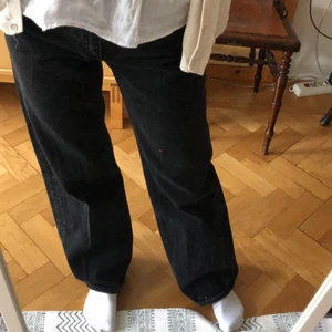 Monki Yoko jeans! - Säljer mina populära monki jeans i Yoko modellen! Jätte bra skick förutom en röd prick som ni ser på sista bilden storlek 25 priset kan diskuteras eftersom att jag verkligen behöver bli av med saker från garderoben