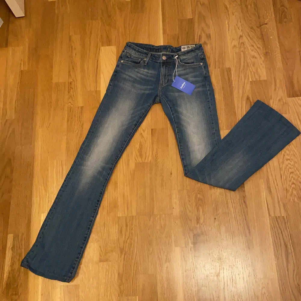 Supersnygga jeans jag köpt på sellpy, men de var tyvärr för små för mig! De har lite bootcut och skulle säga att de är i storlek xxs. För preferens har jag w25 i highwaisted jeans men eftersom dessa är lägre sitter de mer på höfterna, som är bredare.. Jeans & Byxor.