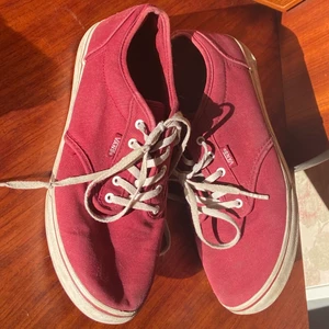 Röda vans - Säljer mina röda vans i storlek 40 då de inte kommer till användning längre:/ skulle säga att de passar nån med storlek 39 oxå då jag vanligtvis har det:) de är i bra skick!
