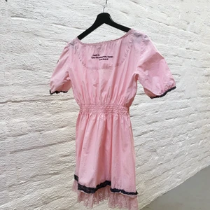 Odd Molly tunika - Bedårande ljusrosa tunika från Odd Molly med ljuvliga spetsdetaljer & broderad text. 