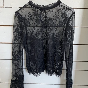 Svart spetsblus - Svart spetsblus, passar storlek Xs-S, lätt använd!