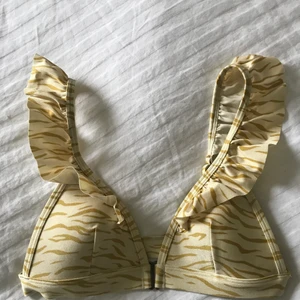 Love stories x hm bikini  - Säljer min jätte fina love stories x hm bikini. Storlek S men har regleringar på axelbanden.  skriv till mig privat för fler bilder!❤️  BUD PÅ 80 KR+FRAKT