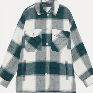 Grön/vit rutig jacka från Zara - Jättefin jacka men tyvärr har jag alleldes för många jackor... Superfint skick då den är sparsamt använd! Nypris:549kr 