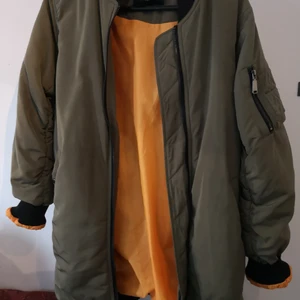 Jacka i storlek xs! - Fräsch jacka som jag endast använt ett par gånger. Den är i storlek S mer än xs skulle jag säga då modellen är så i stil. Vid mer frågor är de bara kontakta mig. 🤎(om annan frakt önskas så är det bara att säga till) 