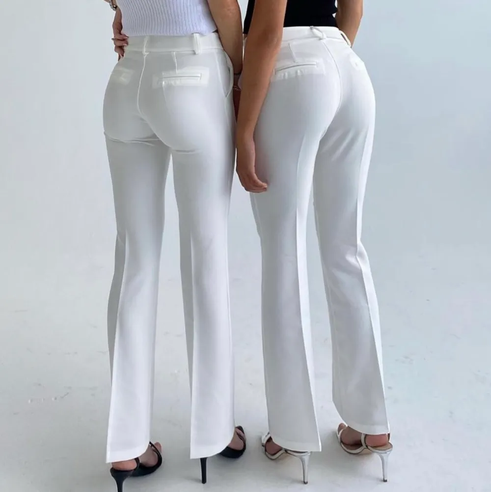 Vita kostymbyxor som jag inte använt, kontakta privat för intresse . Jeans & Byxor.