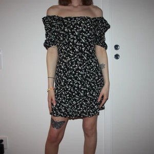 Blommig klänning & Other Stories - Blommig klänning med lite puffärm från & Other Stories. Tror det är storlek small. Två knappar bak, ena är lite lös men inget problem alls. + en dragkedja. Knappt använd. Skickar med postnords blåa kuvert. Obs! En knapp har lossnat, men skickar med den + tråden.