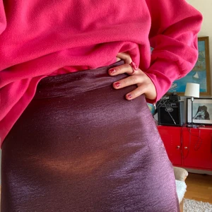 Glansig långkjol - Mörklila glansig långkjol från Ginatricot som är super nu till vår o sommar!! Kjolen köptes på second hand. Priset är med frakt inkluderat