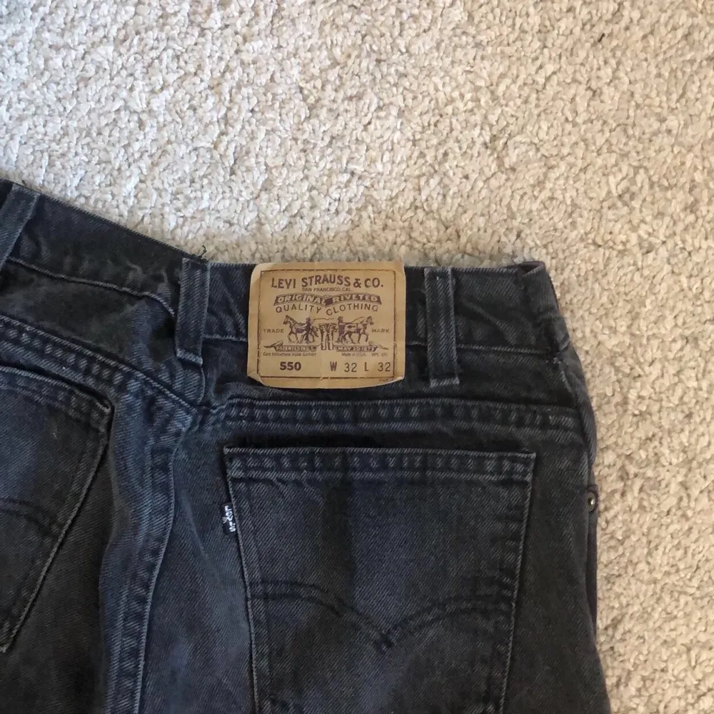 Ett par oversize jeans från levis, w32 men de är insydda i midjan så skulle säga mer 28/30 kanske. Går ner i marken för mig som är 170💛köpare står för frakt. Jeans & Byxor.